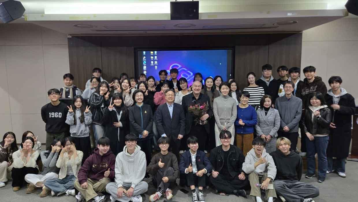 Prof. Michael Menke of the Department of German Language & Literature presented a plaque of appreciation to commemorate the 30th anniversary of his service 대표이미지